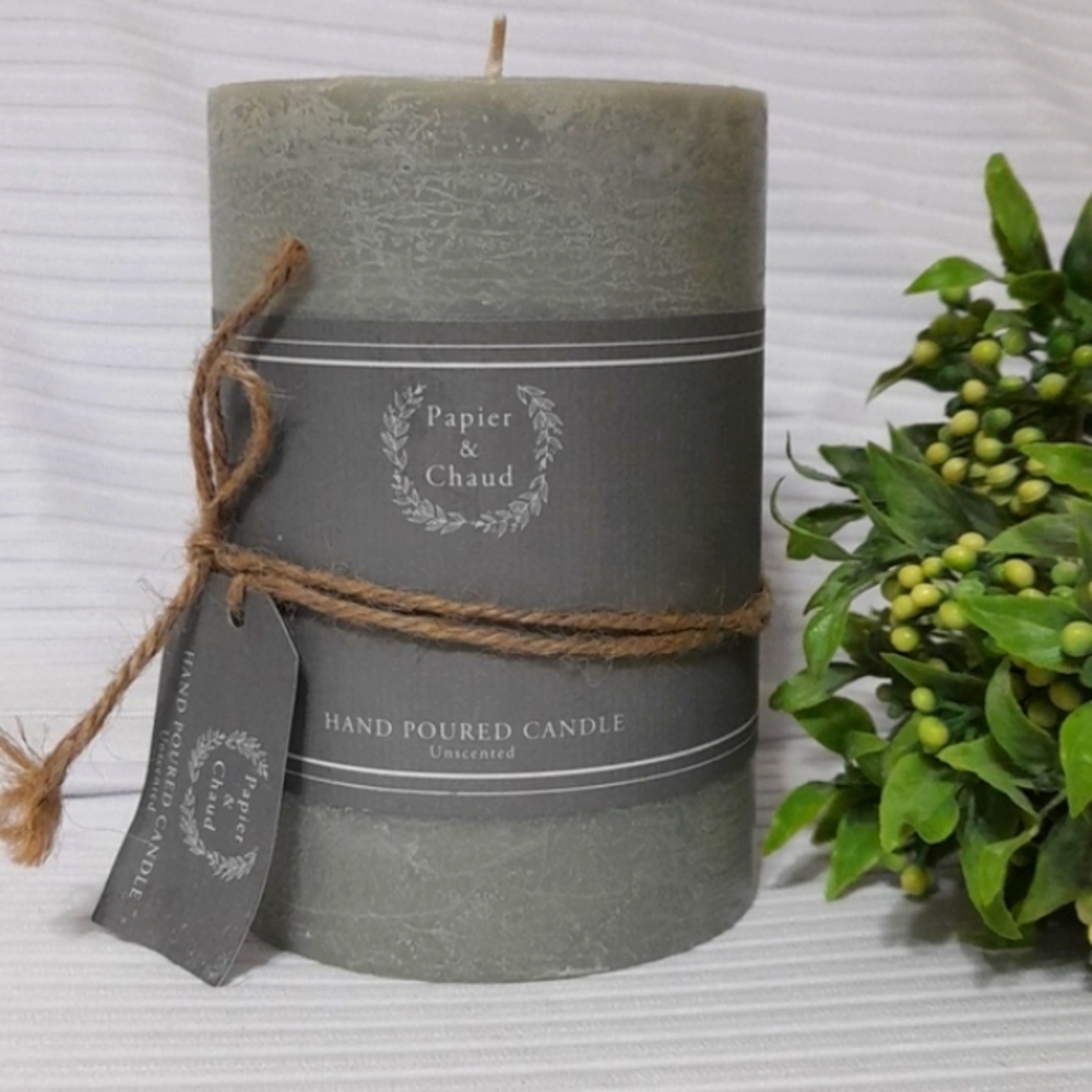 NWT- HAND POURED CANDLE Unscented